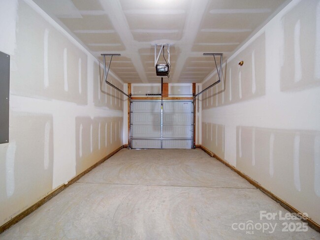 Building Photo - 914 S Battleground Ave