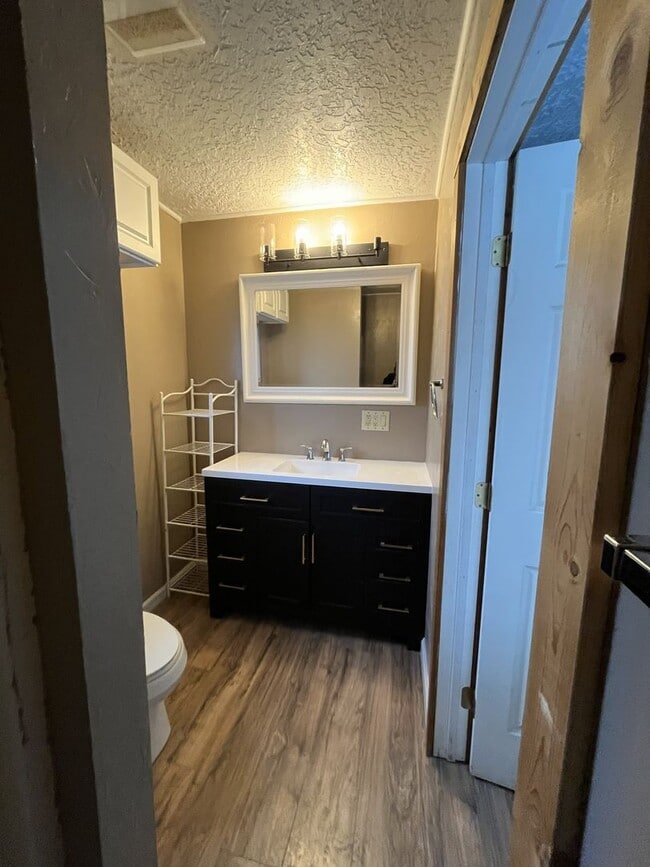 Building Photo - Cute 1 Bed 1 Bath Home with Attached Garage