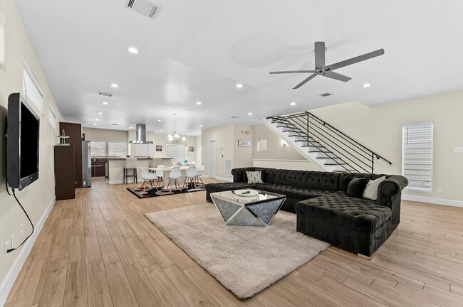 Building Photo - 3045 Clinton Dr