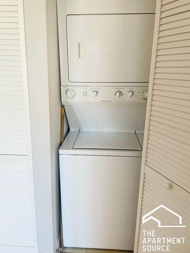 Building Photo - 6954 N Greenview Ave