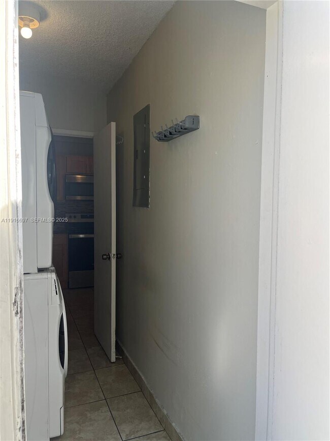 Building Photo - 9722 NW 6th Ln