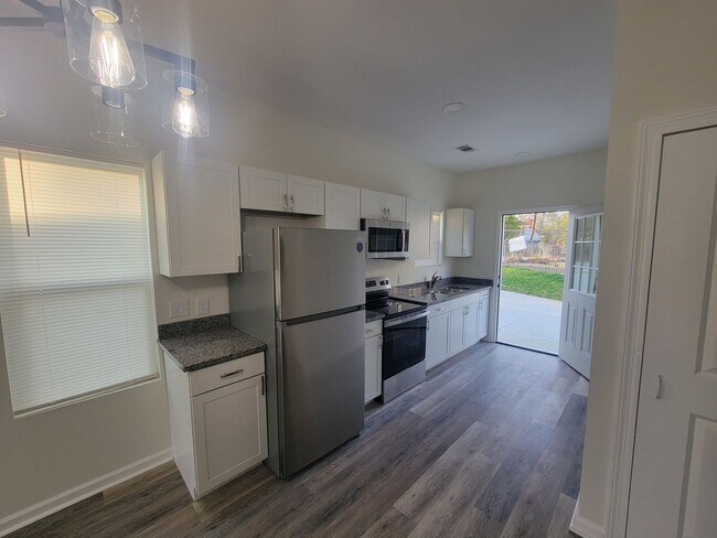 Building Photo - ~2122 Circular Drive