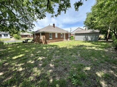 Building Photo - 3 BR Home  1 bathroom.