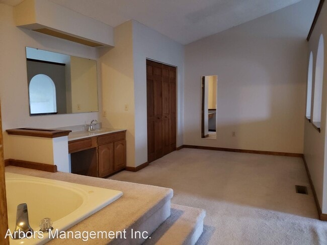 Building Photo - 3 br, 3.5 bath House - 152 WOODBINE DR