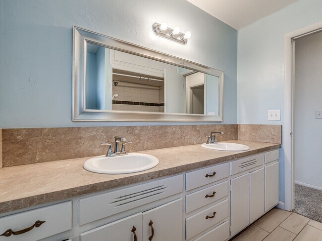 Building Photo - Updated in NE OKC for rent! Minutes to Broadway Extension/235 and Downtown!