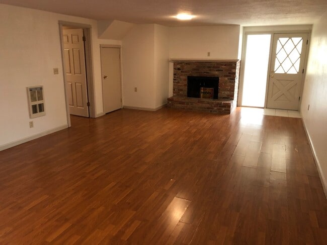 Building Photo - Updated 3 bedroom 3 bath house in Eugene!