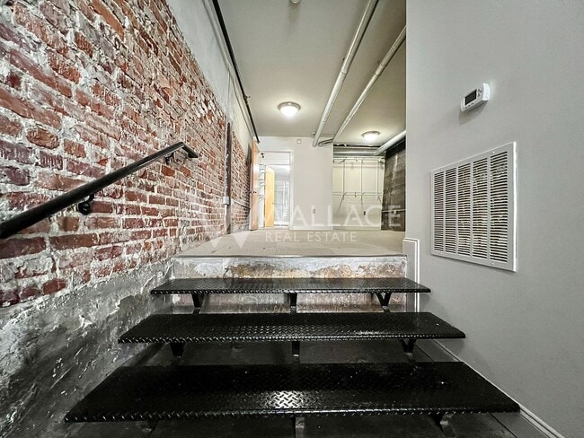Building Photo - DOWNTOWN LIVING WITH PRIVATE GATED ENTRANCE 1 BEDROOM / 1 BATH