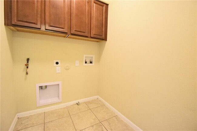 Building Photo - 13400 Briarwick Dr