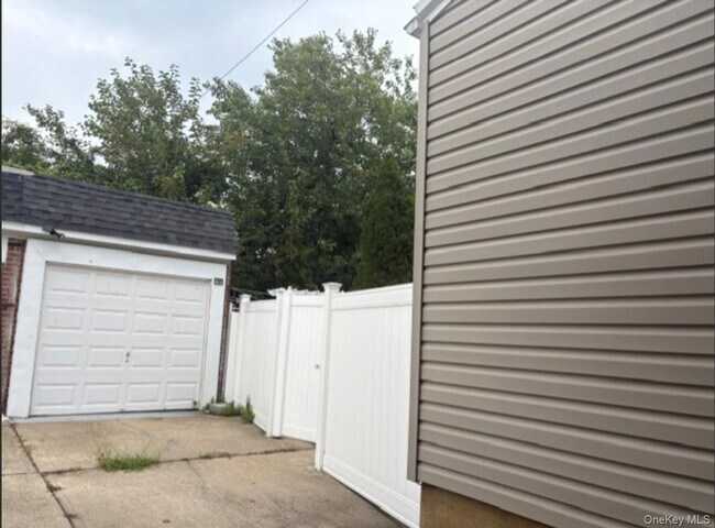 Building Photo - 85-43 67th Dr