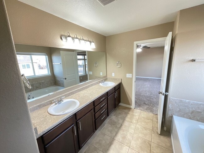 Building Photo - 3 Bedroom Home Available Near N Powers Blvd & Dublin Blvd!