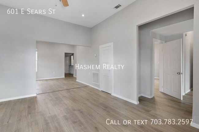 Building Photo - 601 E Sears St