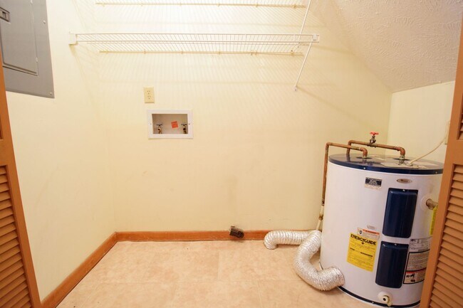 Building Photo - 1276 N Forest Dr