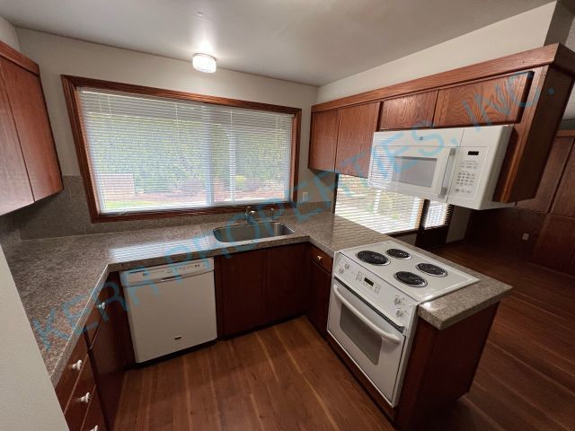 Building Photo - Charming 3-Bed, 2-Bath Haven in Portland's NE Heart, 1615 Sq Ft of Comfort!