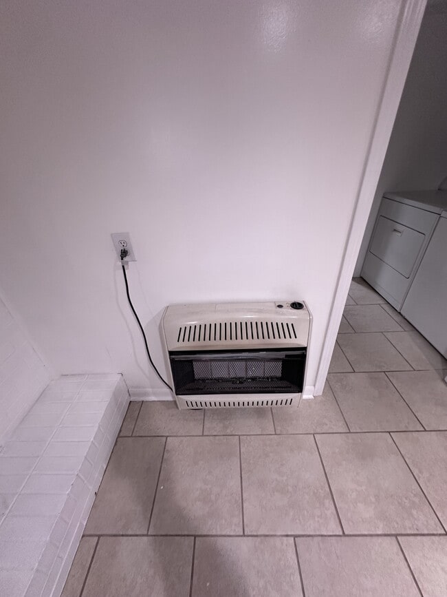 Building Photo - 638 Oakland Dr