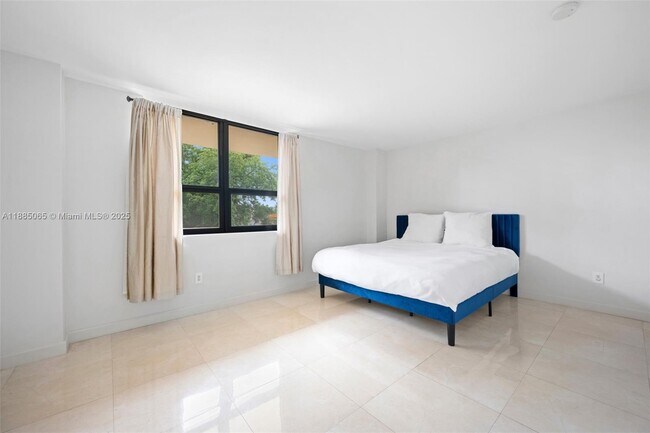 Building Photo - 10185 Collins Ave