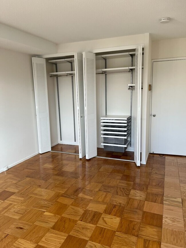 Building Photo - Large 744 sq.ft. 1 bedroom in historic Riverpark DC building