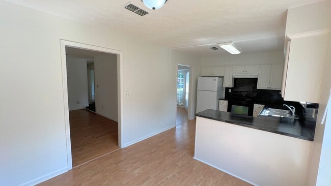 Building Photo - Lovely 3-Bedroom