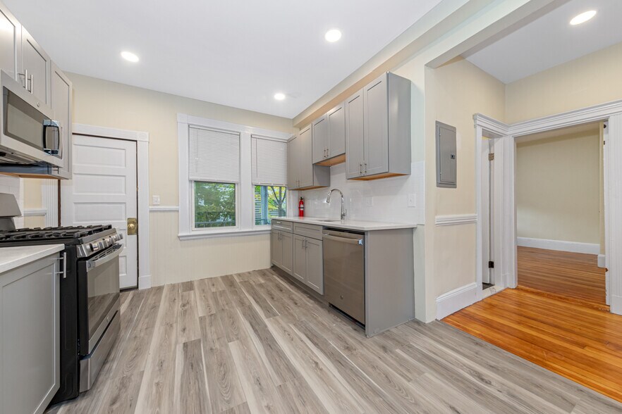 Building Photo - 44 Brackett St