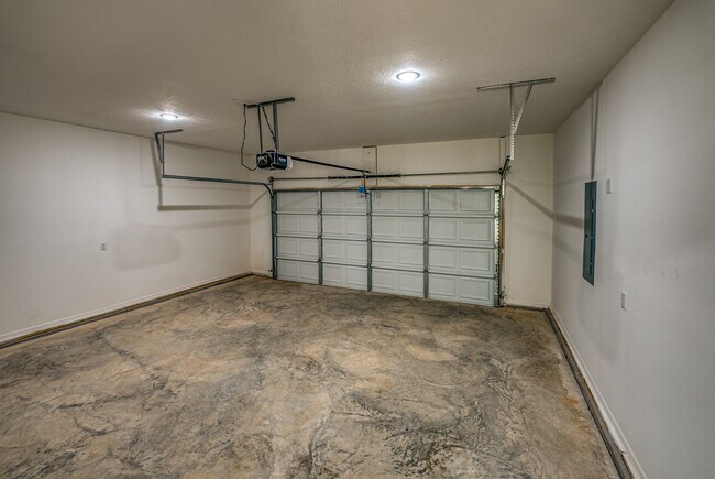 Building Photo - 220 E Sunset Cove Ln