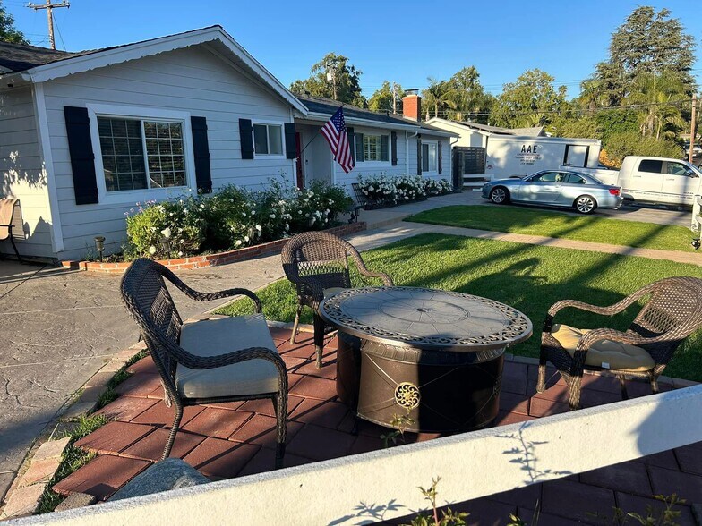 Building Photo - 1121 Calle Tulipan