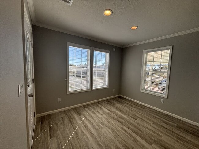 Building Photo - 965 E Orinoco Ave