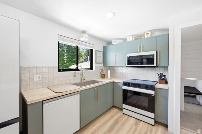 Building Photo - 284 S 250 W