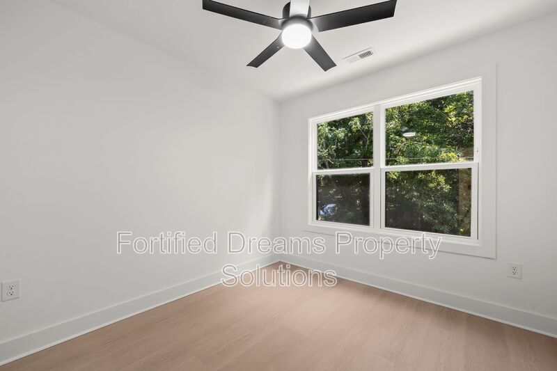 Building Photo - 806 W Dameron Ave