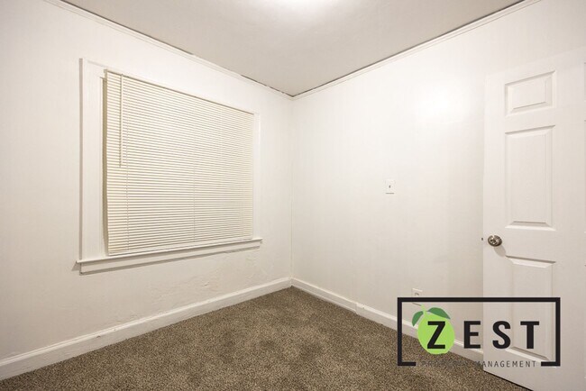 Building Photo - OPEN HOUSE- 12/23! 4PM-4:30PM! Beautiful 3 BED 1 BATH!