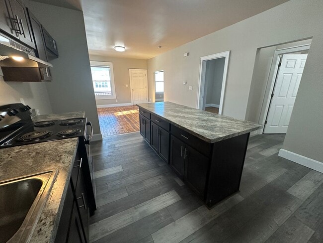 Building Photo - Large Open Concept 5BR/2BA Rent to Own Home