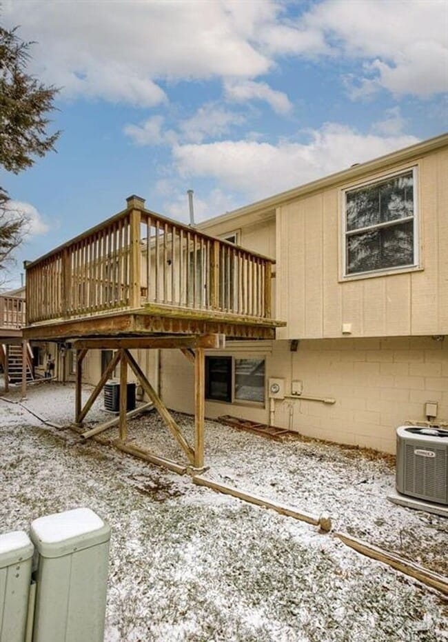 Building Photo - Townhome Available in Bellevue