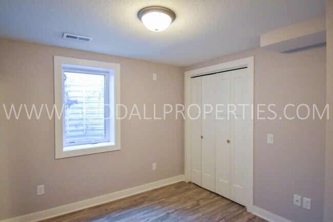 Building Photo - 3 Bed 2.5 bath Home with a fully fenced yard in West Des Moines with a 2-Car attached garage