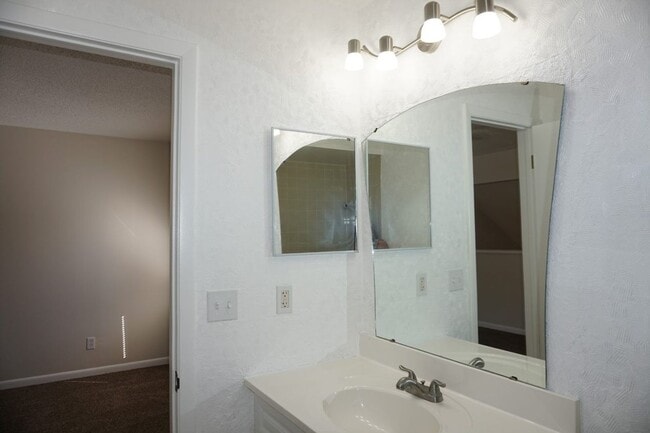 Building Photo - 2 Bedroom, 2 full bath Townhouse Near NAS Jax