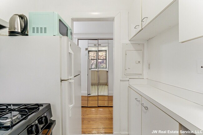 Building Photo - 39 Glenville Ave