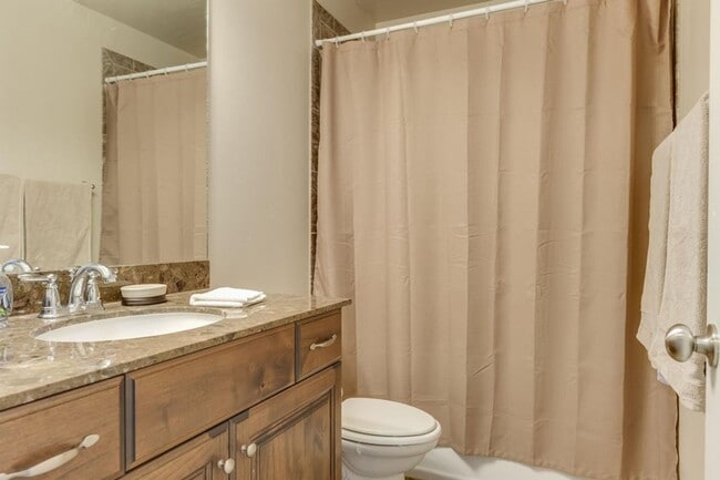 Building Photo - Spacious 3 Bedroom Home