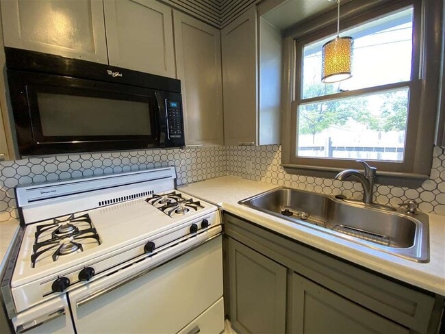 Building Photo - 2104 3rd St