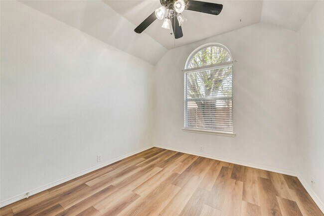 Building Photo - 2600 Spring Dr