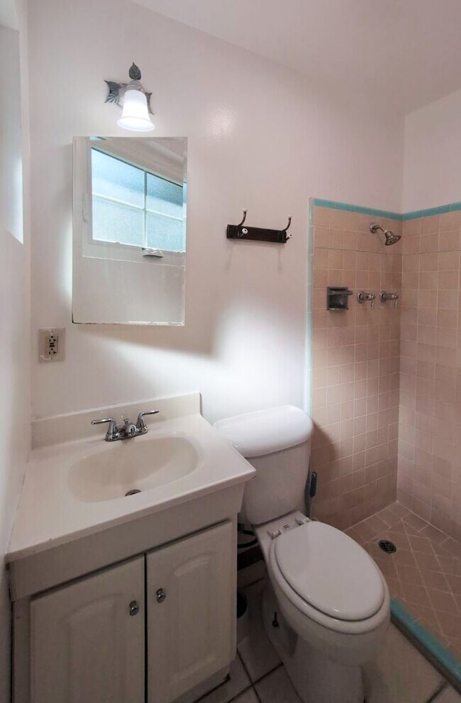 Building Photo - 3 Bedroom Home Plus Bonus Room in the Hudson Manor Community Near S McClintok Dr and E Apache Blvd!