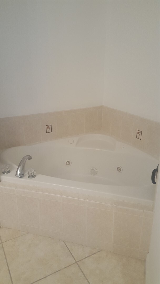 Building Photo - WALK TO BEACH, 3 BEDROOM 2 CAR GARAGE HOME!!! CLOSE TO EVERYTHING!