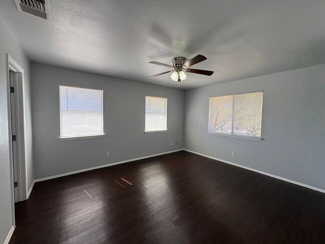 Building Photo - Spacious 3 Bedroom Home in Timber Ridge