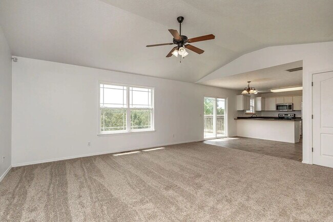 Building Photo - Welcome to your future home in Hollister, ...