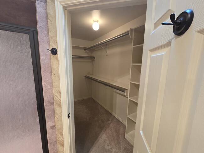 Building Photo - 15298 Wagon Wheel Cir