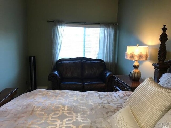 Building Photo - Gorgeous 3 bedroom 2.5 bath 2 story Townho...