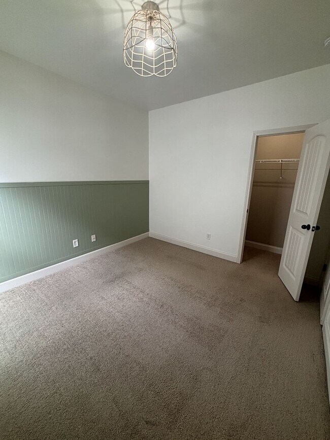 Building Photo - 3 Bed 2 Bath Home In Westover With A 2 Car Garage