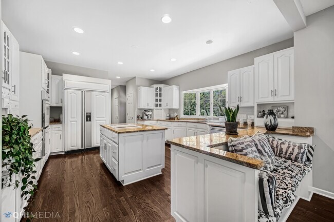 Building Photo - 8960 Enclave Dr