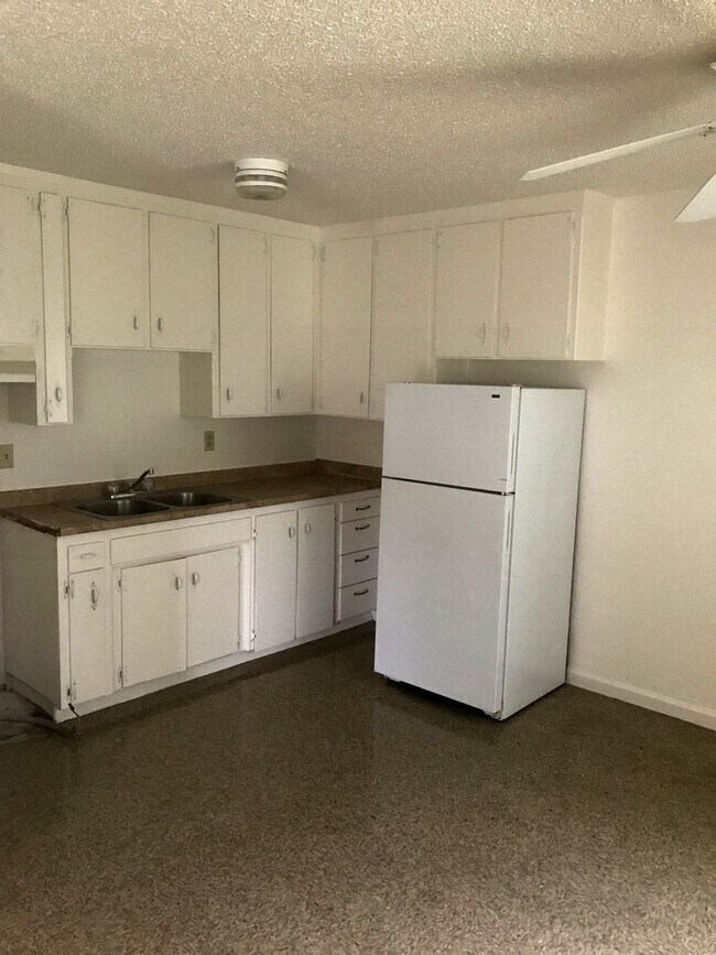 Building Photo - Garden Square Apartments