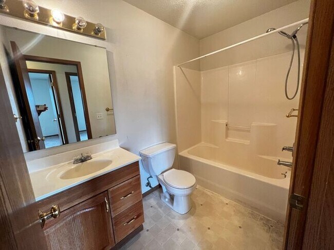 Building Photo - $825 | 2 Bedroom, 1 Bathroom Apartment | N...