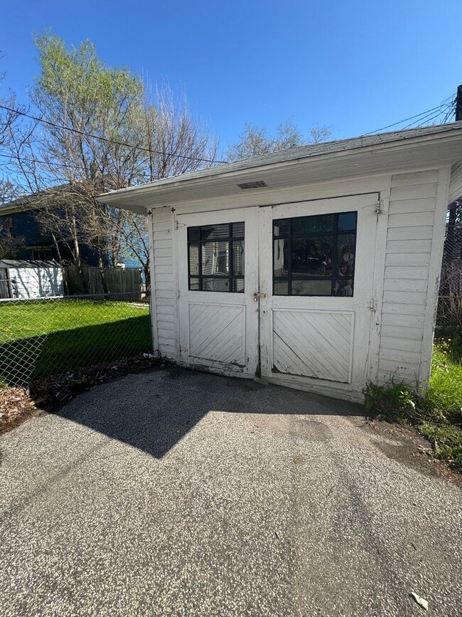 Building Photo - Beautiful 3 Bedroom 1.5 Bathroom Historic ...