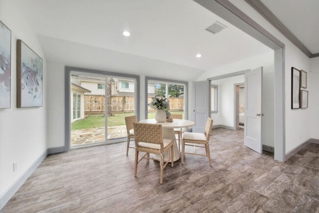 Building Photo - 10042 Briar Forest Dr