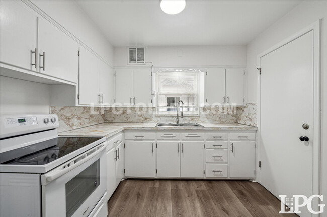 Building Photo - 2834 Sherbrooke Rd