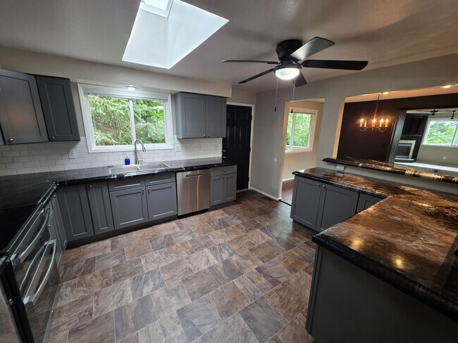Building Photo - Beautiful Home in 5 Mile
